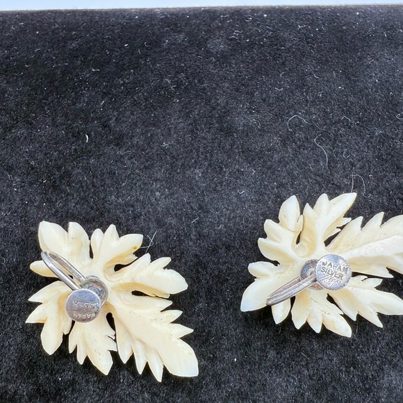 Vintage Japan Carved Leaf Clip-On Earrings – Ivory Lucite/Plastic - Picture 2 of 2